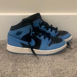 Jordan 1 mids